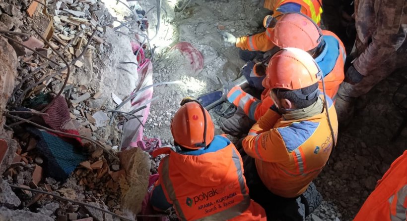 Kınık Polyak Kurtarma Timi 12 vatandaşı enkaz altından sağ olarak çıkardı