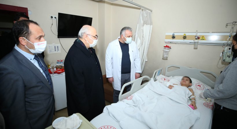 VALİ KÖŞGER, YARALI DEPREMZEDELERİ HASTANEDE ZİYARET ETTİ