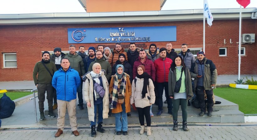 Kınık'taki gönüllü öğretmenlerden depremzedelere yardım