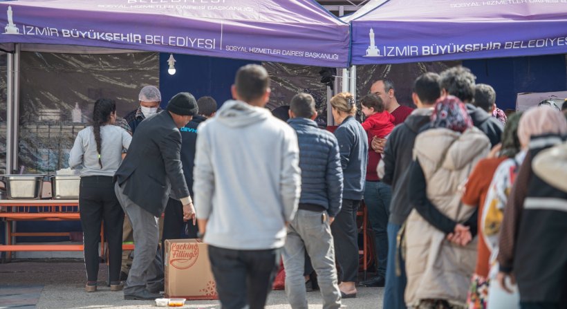 İzmir ekipleri, Osmaniye'de kapı kapı dolaşarak yardım ulaştırıyor