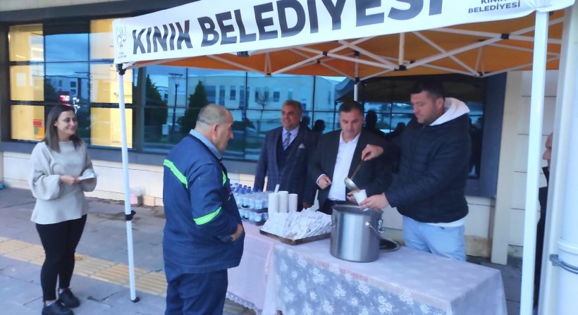 Kınık Belediyesi'den Kınık Devlet Hastanesi önünde Ramazan boyunca sıcak çorba ikramı