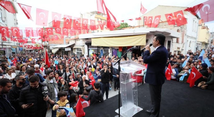 Dikili'de miting havasında seçim ofisi açılışı