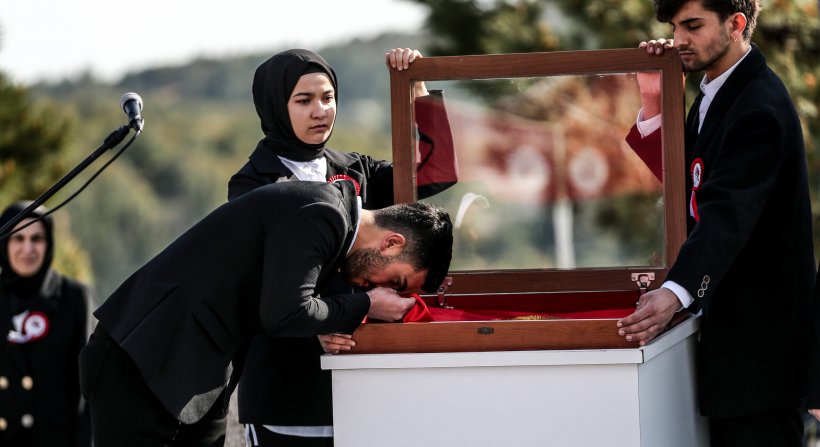 Ege Üniversiteli gençler 57. Alay'ın sancağını teslim aldı