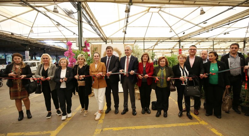 KARŞIYAKA'DA GELENEKSEL ÇİÇEK FESTİVALİ BAŞLADI