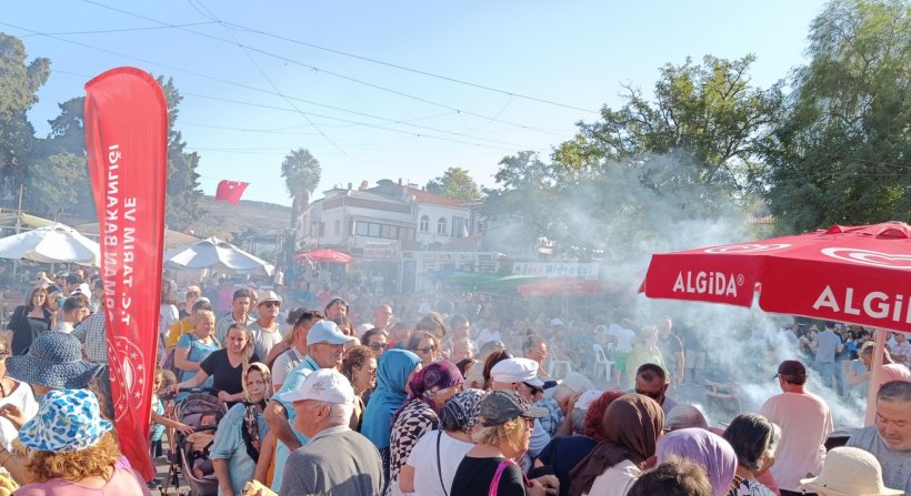 FOÇALI BALIKÇILAR 2 BİN KİŞİYE BALIK EKMEK DAĞITIP DENİZE AÇILDILAR