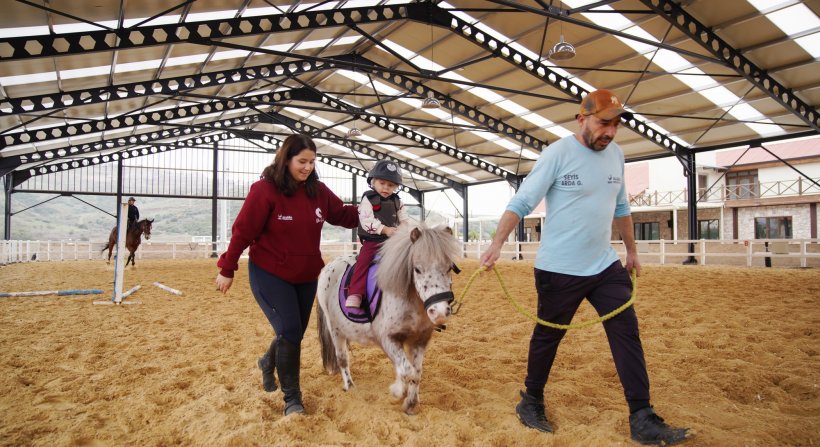 Aliapark Atla Terapi ve Hipoterapi Merkezi Yeni Yüzüyle Hizmete Açıldı