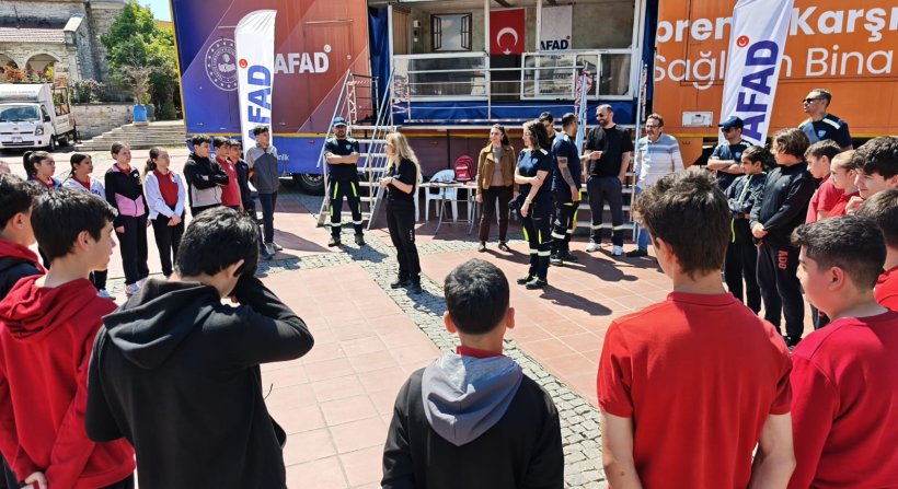 AFAD ve Aliağa Belediyesi İş Birliği: Dev Simülasyon Tırı ile Uygulamalı Deprem Eğitimi